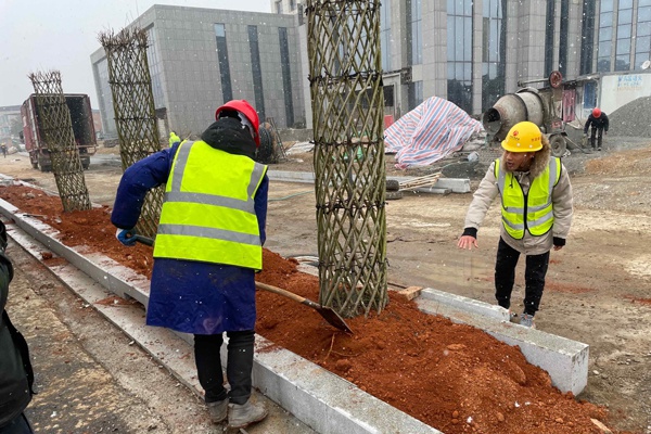 南昌市政建設(shè)洛陽東路綜合改造工程項目風雪中堅守崗位施工6004002.jpg