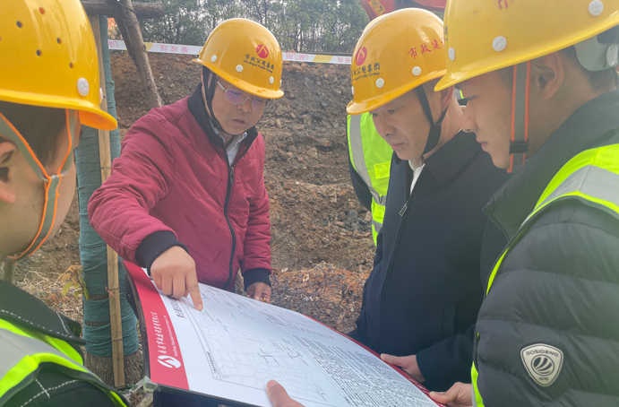 張世東前往青云譜區(qū)舊改安置房周邊道路排水工程項目督導檢查復工復產(chǎn)