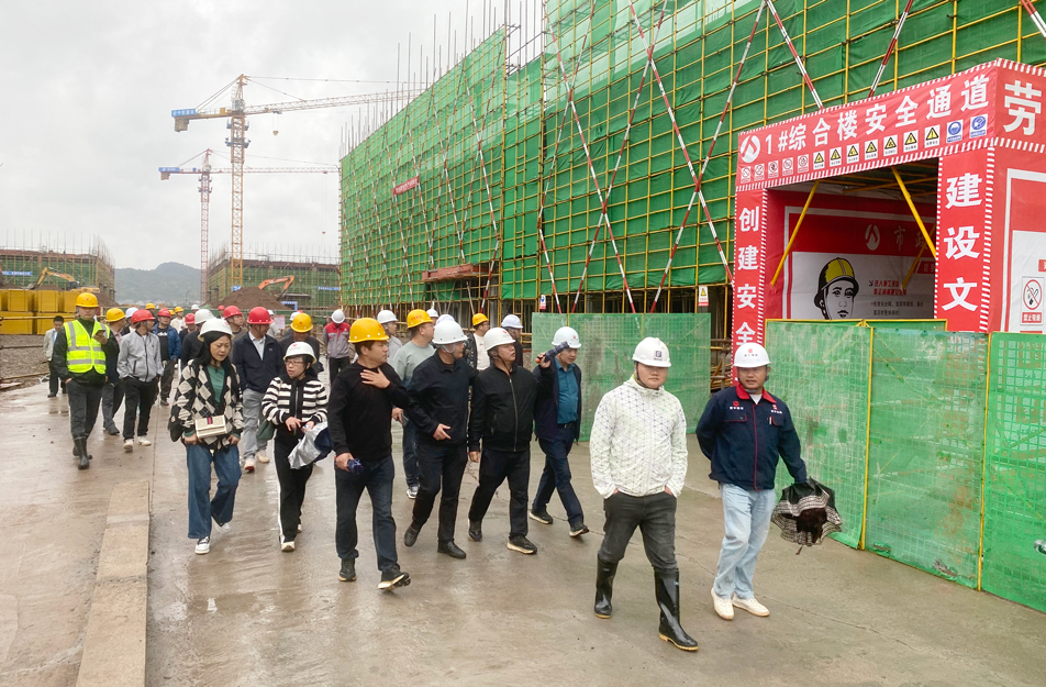 上饒市住建局到上饒高新區(qū)標準廠房項目觀摩