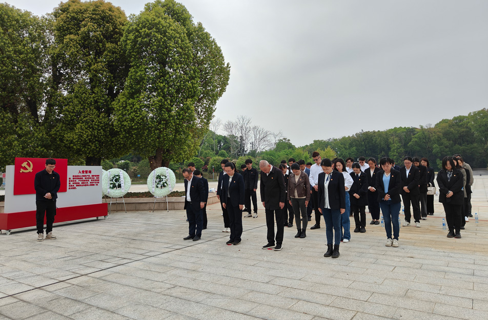 南昌市政建設(shè)集團前往南昌市革命烈士陵園開展四月主題黨日祭掃活動