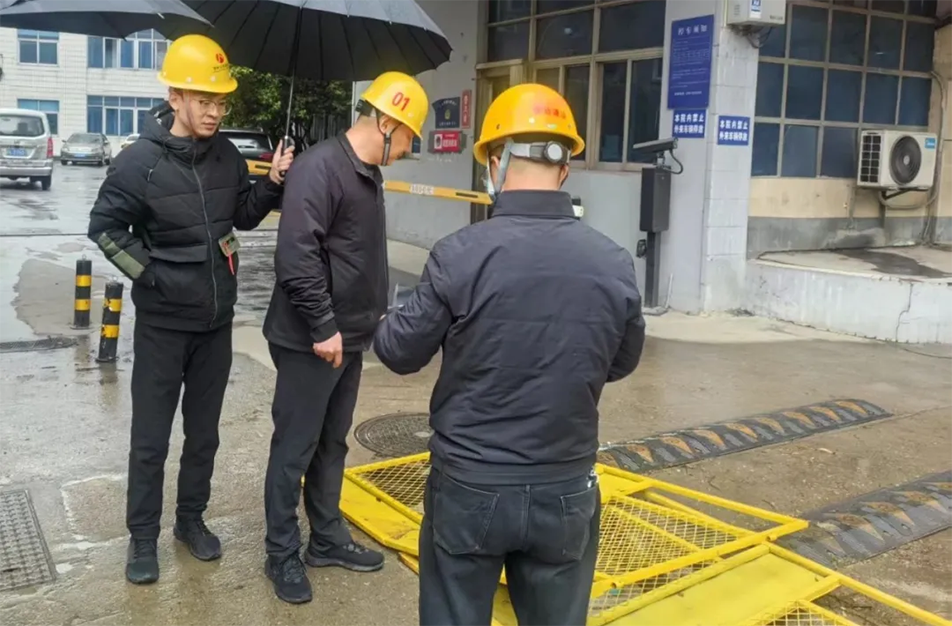 徐旭調(diào)研南昌縣小藍(lán)大道、青云譜污水接駁工程｜施工進(jìn)度與安全文明管理